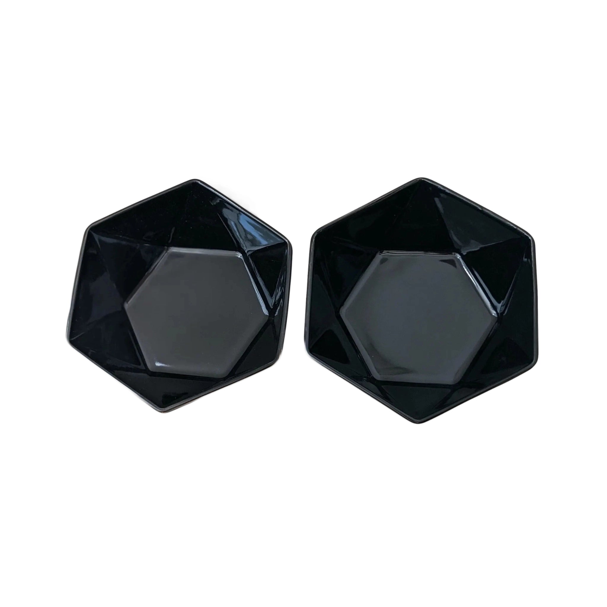 Zwei schwarze, sechseckige Porzellan-Futternäpfe für Hunde und Katzen von oben, modernes Design mit glänzender Oberfläche.