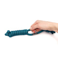Bild in Galerie-Betrachter laden, Hand hält Tau-Hundespielzeug Spiely als sichere Stöckchen-Alternative in Blau

