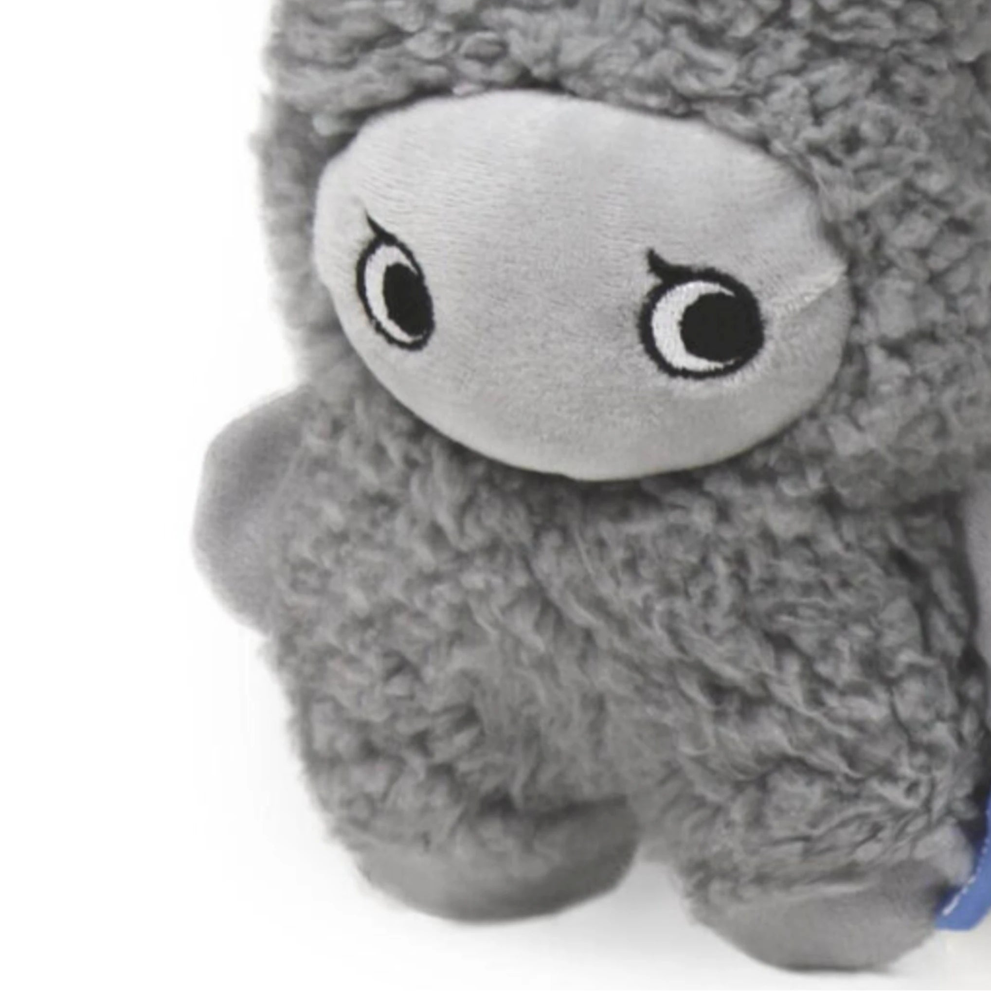 Detailaufnahme des weichen Plüschmaterials mit Gesicht