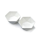 Zwei weiße, sechseckige Porzellan-Futternäpfe für Hunde und Katzen, modernes Design mit glänzender Oberfläche.
