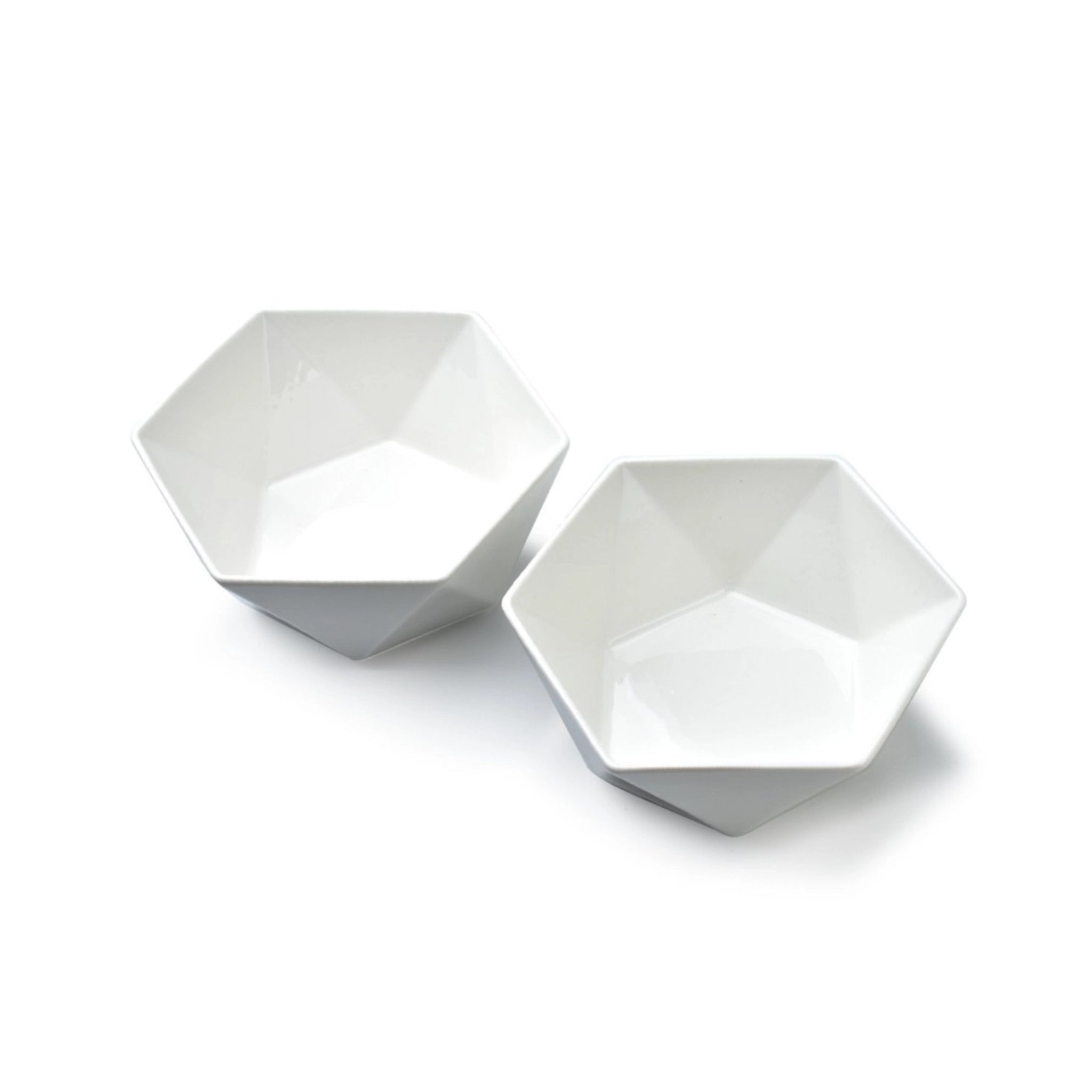 Zwei weiße, sechseckige Porzellan-Futternäpfe für Hunde und Katzen, modernes Design mit glänzender Oberfläche.