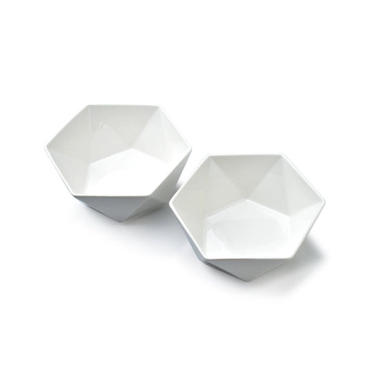 Zwei weiße, sechseckige Porzellan-Futternäpfe für Hunde und Katzen, modernes Design mit glänzender Oberfläche.